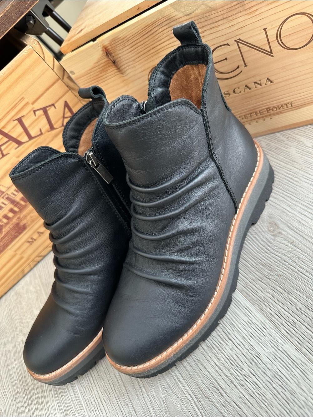Earth Yonder Black Waterproof Ruched Leather Lug Booties 6.5